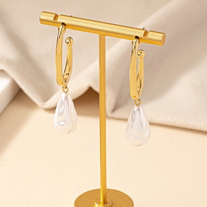 Boucles d'oreilles dorées avec perles baroques suspendues sur un support doré
