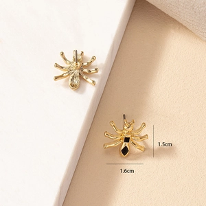 Détail macro de boucles d'oreilles araignée dorées avec émail noir, 1,5cm x 1,6cm