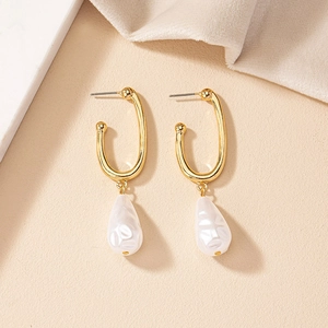 Détails de boucles d'oreilles perles baroques avec anneaux dorés en U et texture mate