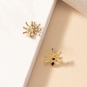 Détail de boucles d'oreilles araignée dorées avec émail noir et vue de la tige arrière