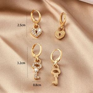 Détail des boucles d'oreilles doré avec cadenas cœur et clé et dimensions 2,5cm et 3,2cm