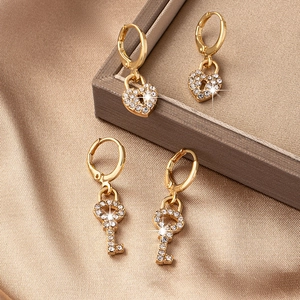 Boucles d'oreilles pendantes dorées luxe en forme de cadenas cœur et clé avec zircons