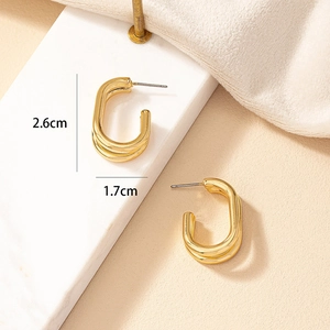 Details goldene zweilagige U-förmige Creolen mit Größenangaben von 2,6 cm x 1,7 cm