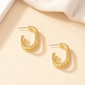Minimalistische doppellagige U-förmige Goldstecker mit polierter Metalloberfläche