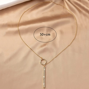 Détail du collier cercle doré avec pendentif pompon en cristaux et chaîne de 50cm