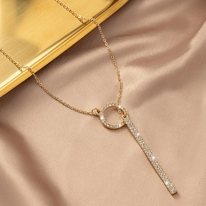 Élégant collier en Y plaqué or avec pendentif circulaire et détails en pompon de cristal