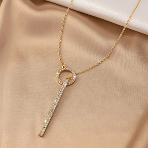 Collier doré élégant avec cercle en strass et pendentif barrette frangée sur soie