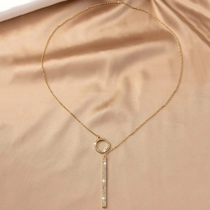Collier en Y doré élégant avec cercle serti de cristaux et pendentif barre longue