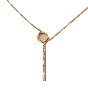 Collier doré élégant avec cercle en pavé scintillant et pendentif à pompon en strass