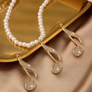 Parure bijoux note de musique avec collier perles et boucles d'oreilles strass dorés