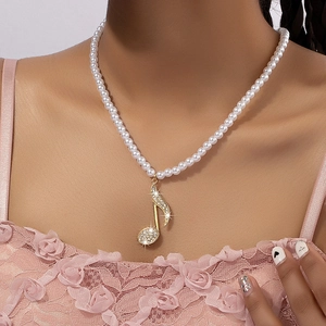 Collier de perles vintage français avec pendentif note de musique dorée et diamants