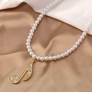 Collier de perles d'eau douce rétro avec pendentif note de musique étincelant
