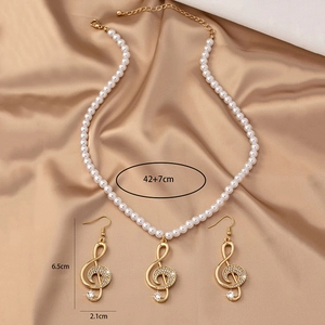 Parure élégante avec collier de perles et boucles d'oreilles note de musique et strass