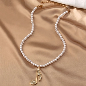 Collier vintage perles d'eau douce avec pendentif note de musique en cristal sur soie champagne