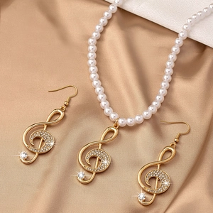 Parure bijoux clé de sol avec boucles d'oreilles cristal et collier de perles