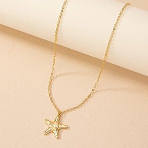 Collier pendentif étoile de mer doré avec texture martelée sur une chaîne en O épurée