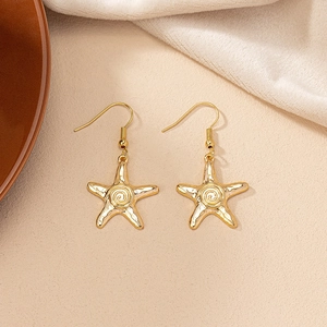 Boucles d'oreilles étoile de mer dorées bohèmes avec texture martelée et spirale