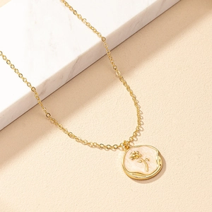 Elegante Goldkette mit einem Vintage-Anhänger aus cremefarbener Emaille-Rose