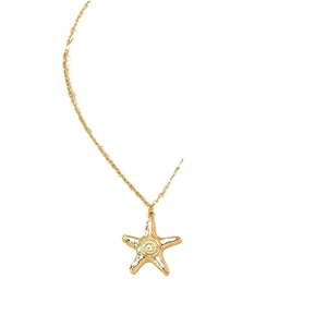 Collier doré avec pendentif étoile de mer à texture martelée sur chaîne fine