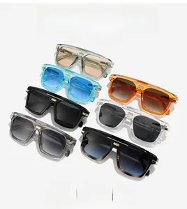 Gros plan de lunettes de soleil carrées stylées avec accents dorés en plusieurs couleurs