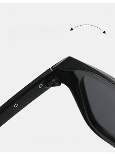 Gros plan détaillé des charnières en métal renforcé sur les lunettes de soleil noires