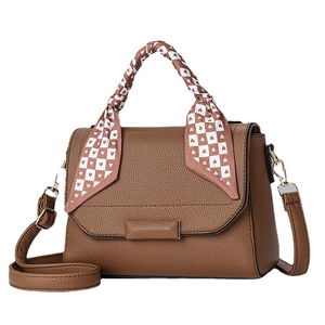 Braune Handtasche aus Litschi-Leder mit dekorativem Seidenschal und goldener Hardware