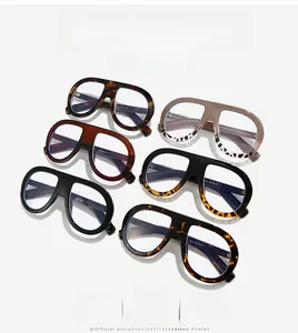 Lunettes oversize tendance avec montures en écaille, léopard et finitions transparentes