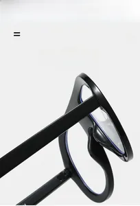 Vue macro d'une monture de lunettes noire légère et super élastique avec charnière en métal