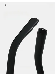 Détail des branches ergonomiques incurvées sur des lunettes de mode noires brillantes