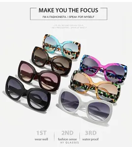 Vista plana de diversas gafas de sol de mariposa coloridas con lentes degradadas