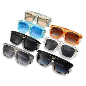 Lunettes de soleil rétro carrées pour hommes avec détails dorés en plusieurs coloris