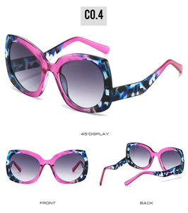 Vista multiangular de gafas de sol de mariposa rosa y azul con textura de mármol