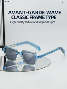 Détail de lunettes de soleil carrées bleues transparentes avec noyau métallique sur miroir