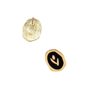 Boucles d'oreilles vintage dorées avec émail noir et motif de rose en relief