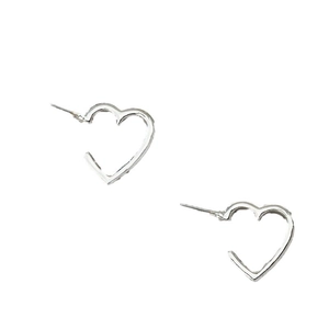 Minimalist silver hollow heart earrings in polished metal for a modern punk style