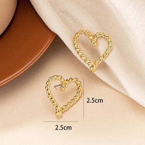Boucles d'oreilles cœur évidé dorées avec design torsadé vintage, taille 2,5 cm