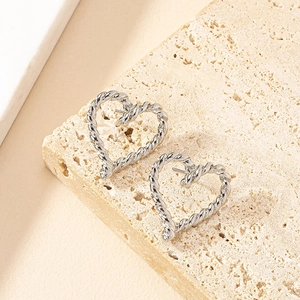 Boucles d'oreilles cœur argentées ajourées avec texture torsadée sur bloc de pierre