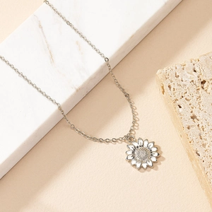 Elegante ciondolo a girasole in argento con petali in smalto bianco su pietra materica