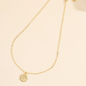 Elegante collana con ciondolo a forma di girasole dorato e catena sottile per le donne