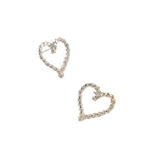 Boucles d'oreilles cœur argentées ajourées avec texture tressée sur fond blanc
