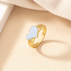 Minimalistischer goldener Herzring mit hellblauem Emaille-Finish aus 45-Grad-Winkel