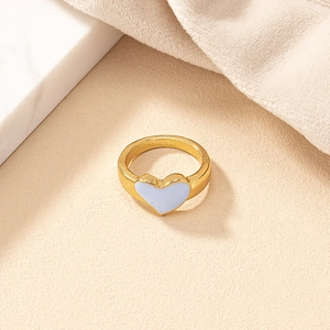 Minimalistischer matter Goldring mit hellblauem Emaille-Herz auf texturiertem Grund