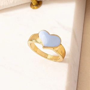Minimalistischer Goldring mit hellblauem Emaille-Herz auf Marmorhintergrund