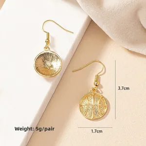 Détails de boucles d'oreilles basket dorées montrant la taille et le poids de 5g