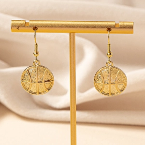 Boucles d'oreilles basket dorées à la mode avec design détaillé de texture sport