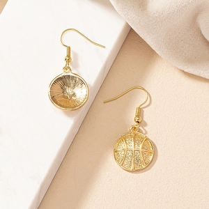 Boucles d'oreilles basket en or minimalistes sur fond de marbre pour femmes