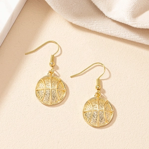 Vue détaillée des boucles d'oreilles basket dorées avec surface texturée et crochets