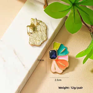 Gros plan de boucles d'oreilles fleurs en émail coloré, dimensions 3,6cm sur 2,3cm, 12g