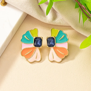 Boucles d'oreilles fleur en émail coloré avec pierre bleue et serti doré