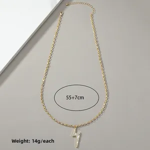 Detail der goldenen Blitz-Halskette mit Maßen 55+7cm und einem Gewicht von 14g